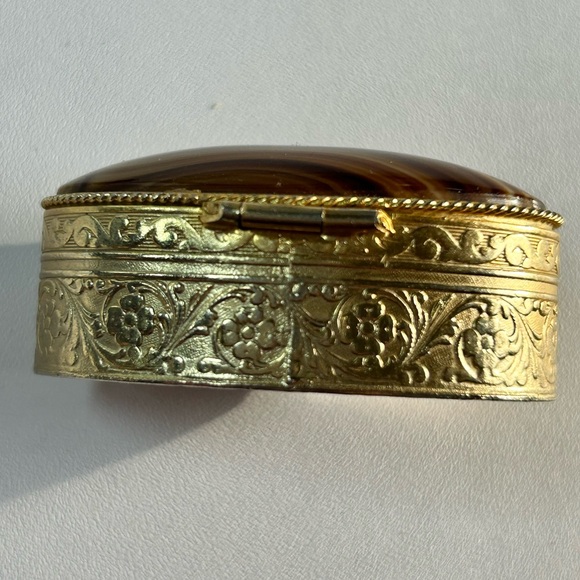 Vintage oval trinket pill box gold tone floral design faux agate gemstone - Picture 5 of 6